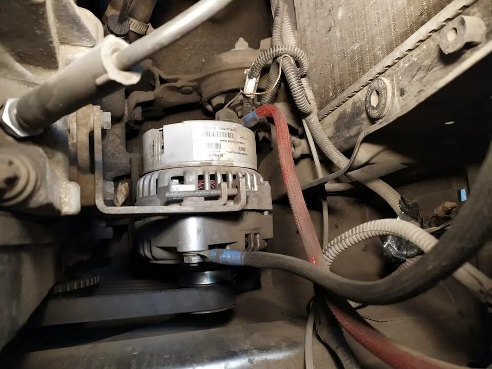 Провода на генератор ваз 2114. Заводской генератор ваз 2114. 2 генератора на ваз 2114. Провод генератора 2114. Провод генератора 2114.