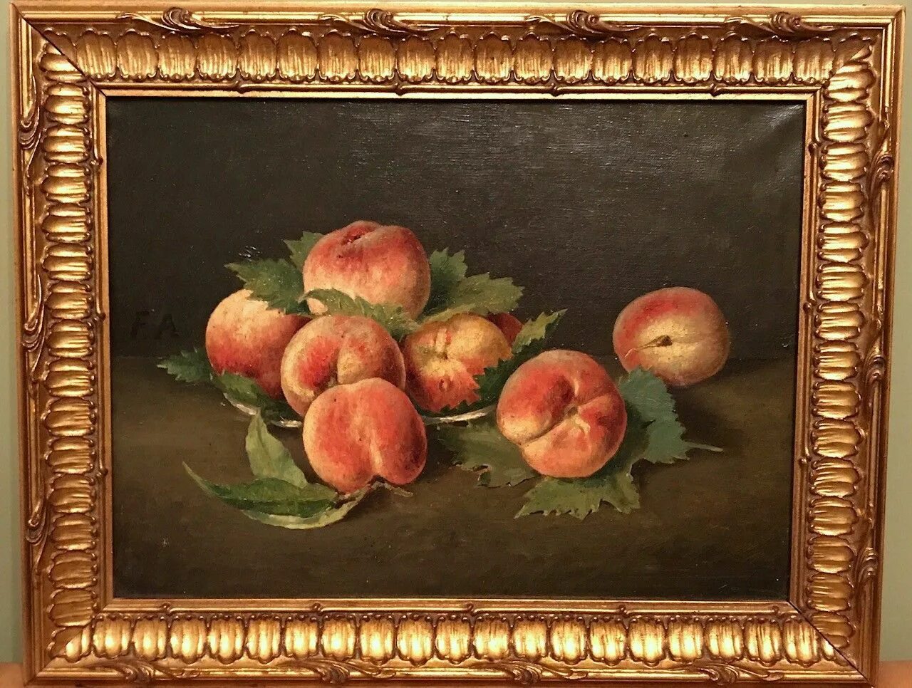 В 2 вазах по 18 яблок. Натюрморт с персиком. Персики живопись.