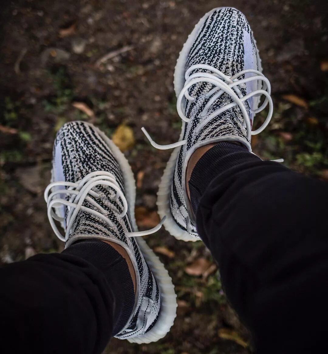 Как зашнуровать изики. Adidas Yeezy Boost 350. Шнуровка изиков 350. Adidas Yeezy Boost 600. Зашнуровать изики 350.