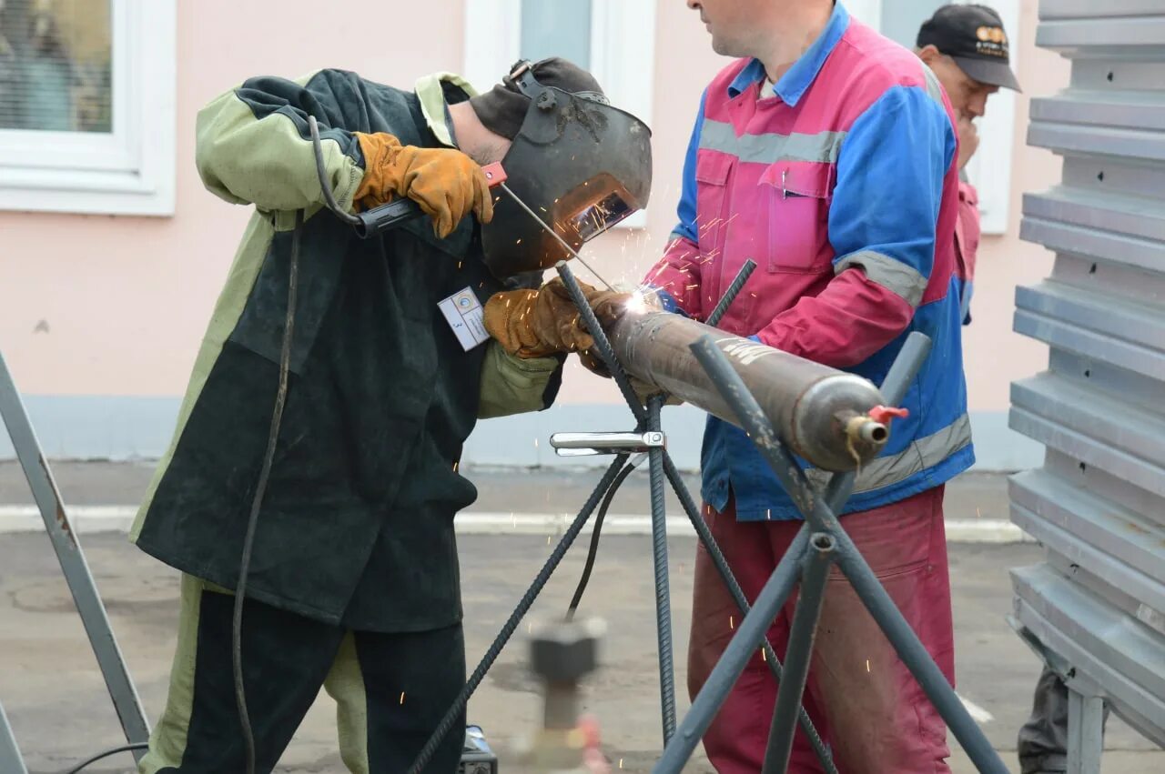 Сварка. Работа сварщиком в коломне. Коломна тепло коломны. Сварщик муп. Тепло коломны фото.