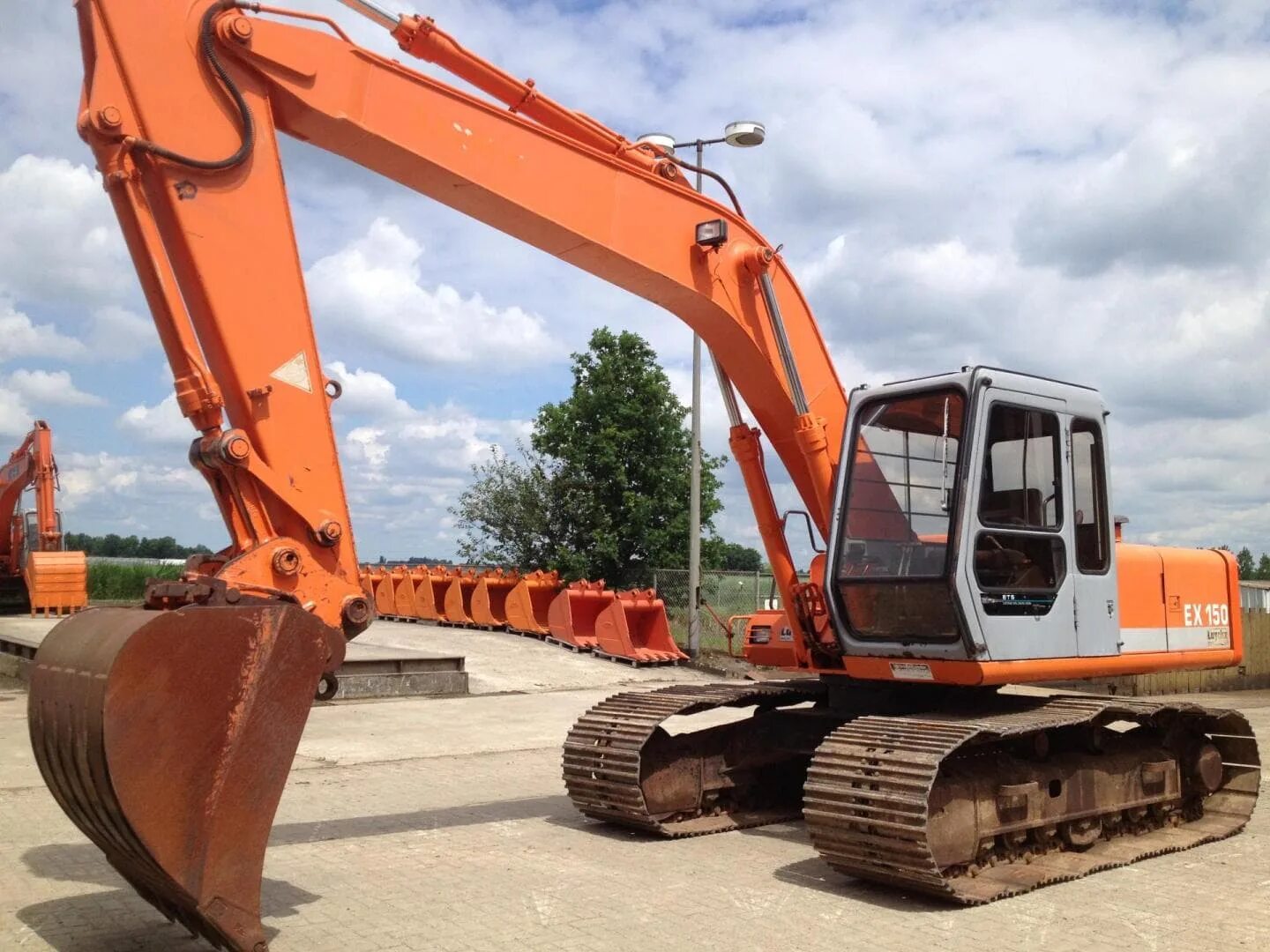 Продажа экскаваторов б у. Hitachi ex150. Хитачи 150 экскаватор. Uh07 экскаватор Hitachi. Хитачи 2000 экскаватор.