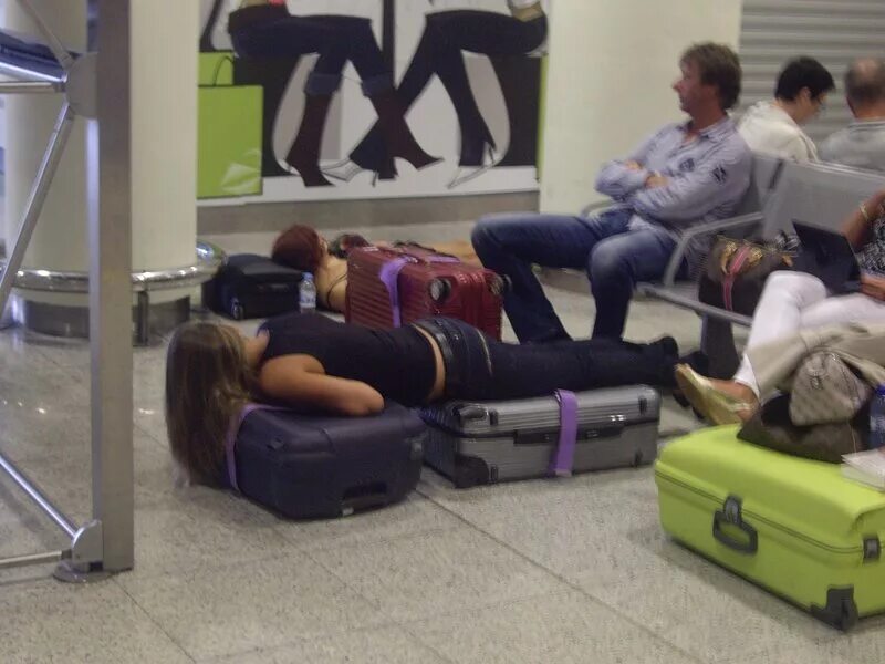 шереметьево 2022 зал ожидания. камеры для сна в аэропорту. лежачие кресла в аэропорту шереметьево. дебош в аэропорту. сиденья в аэропорту.