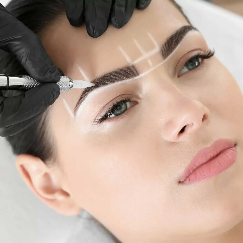 Брови окрашивание перманент. Коррекция бровей. Салон татуаж бровей. Коррекция бровей разметка. Коррекция татуажа.