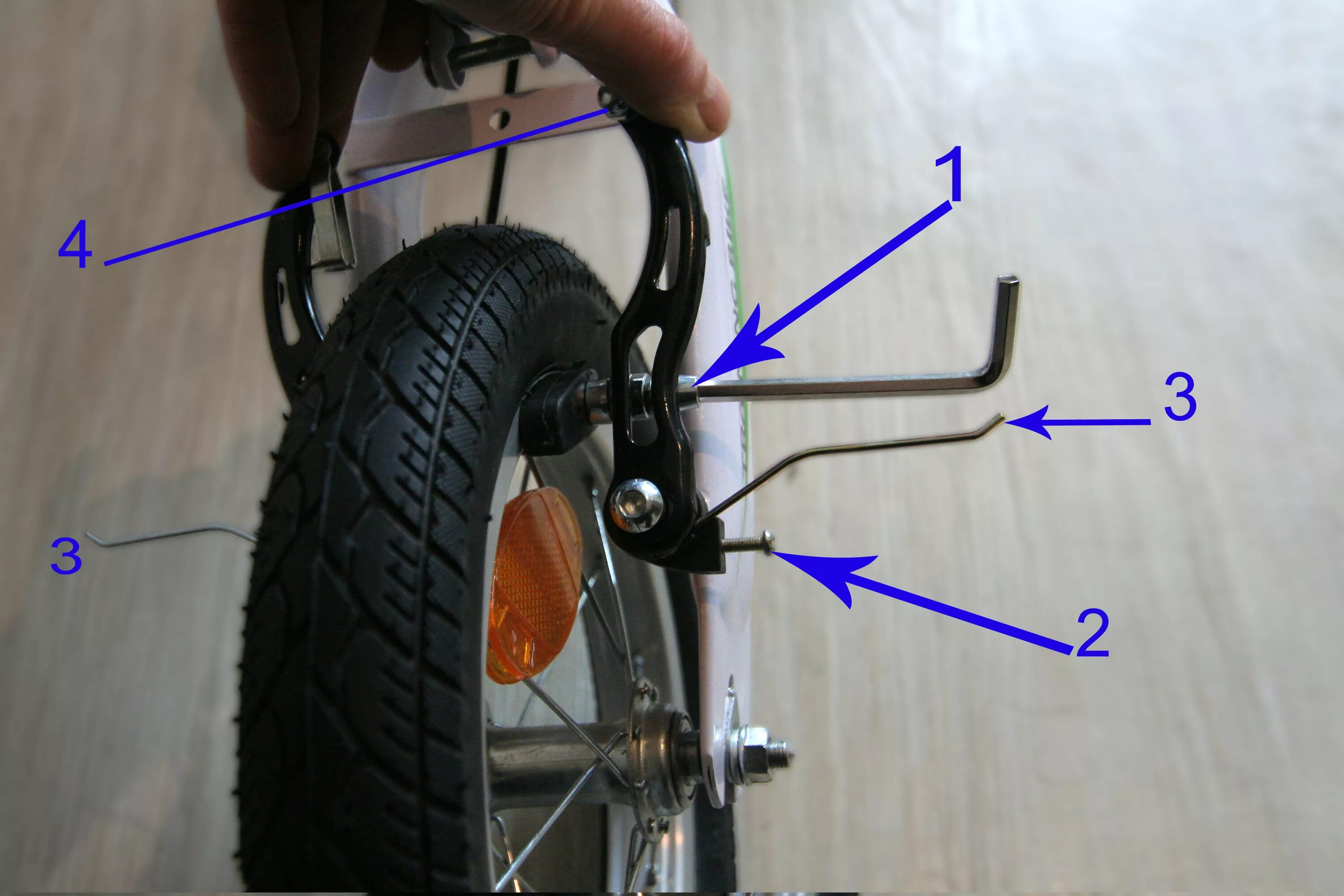 Какое заднее колесо поставить на велосипед. Вид переднего колеса с ручным тормозом сбоку электросамоката Yamato. Ручной тормоз для велосипеда. Тормоз для детского велосипеда. Ручной тормоз переднего колеса велосипеда.