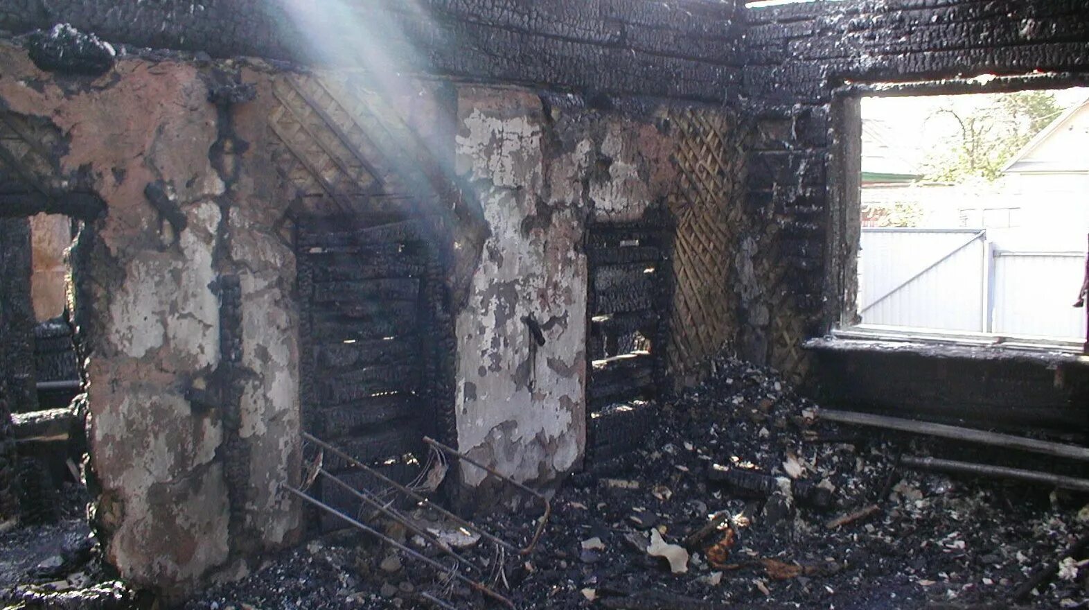 Денисово Починковский район. Сгоревший дом внутри. Дом после пожара внутри. Кирпичный дом после пожара.
