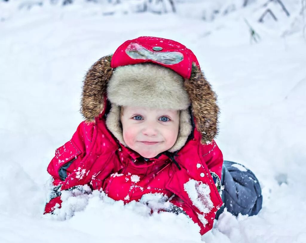 Зимние фото ребенка. Зима для детей. Мальчик зима. Дети зимой. Малыш зимой на прогулке.