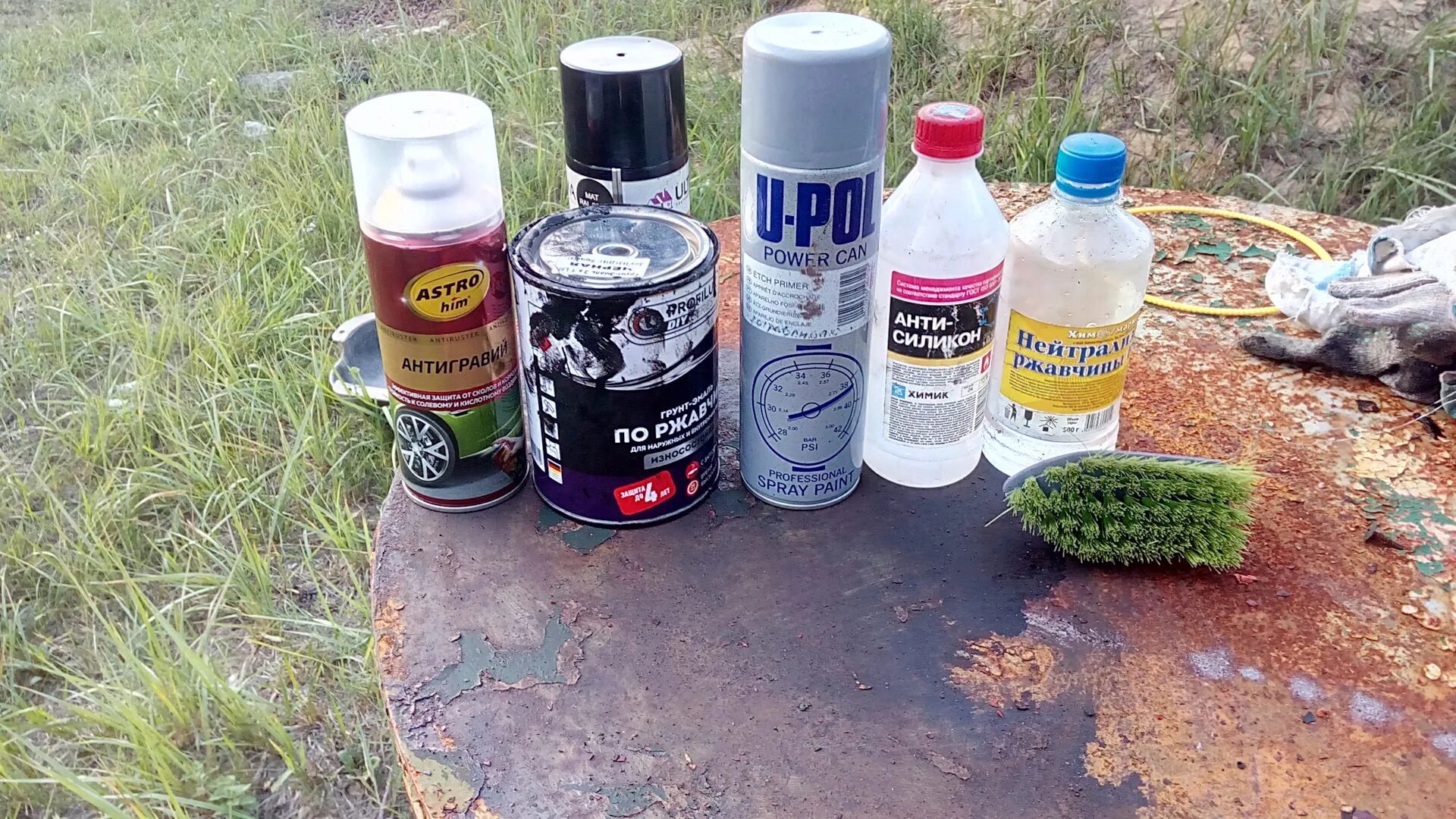 Бочка для воды на дачу стильно. Краска для покраски металлических емкостей. Покрасить бак. Краска для бака горячей воды в бане. Краска для бака горячей воды в бане от ржавчины.