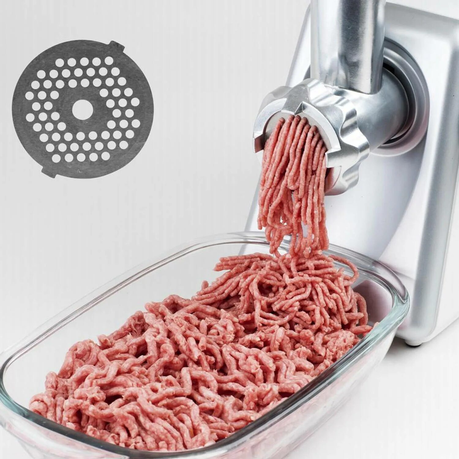 Мясорубка крутит фарш. Мясорубка крутит фарш. Приготовление фарша на мясорубке. Мясорубка крутит фарш. Мясорубка крутит фарш.