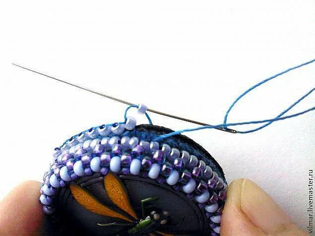 Обшивка броши бисером по краю. Обшить край броши бисером. Обшивка края броши бисером мастер класс. Обшивать бисером. Обшивка броши бисером по краю.