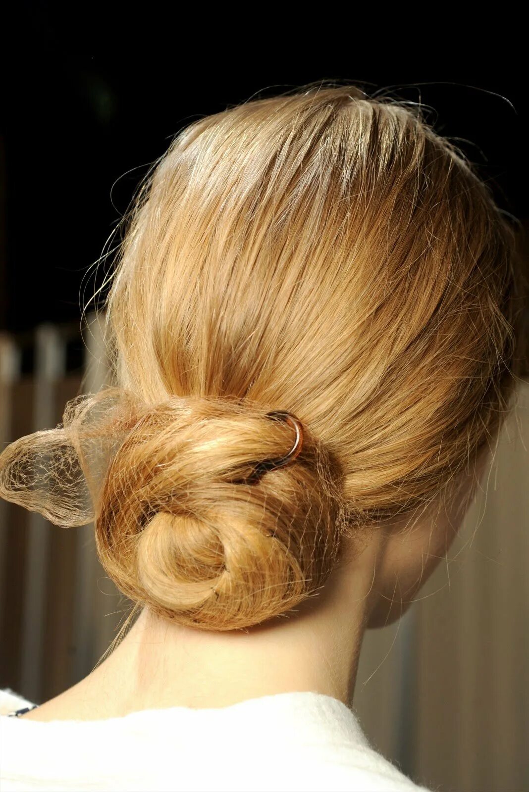 куля на голове. пучок бабетта. прическа пучок. прическа с бубликом. гладкий пучок 2021.