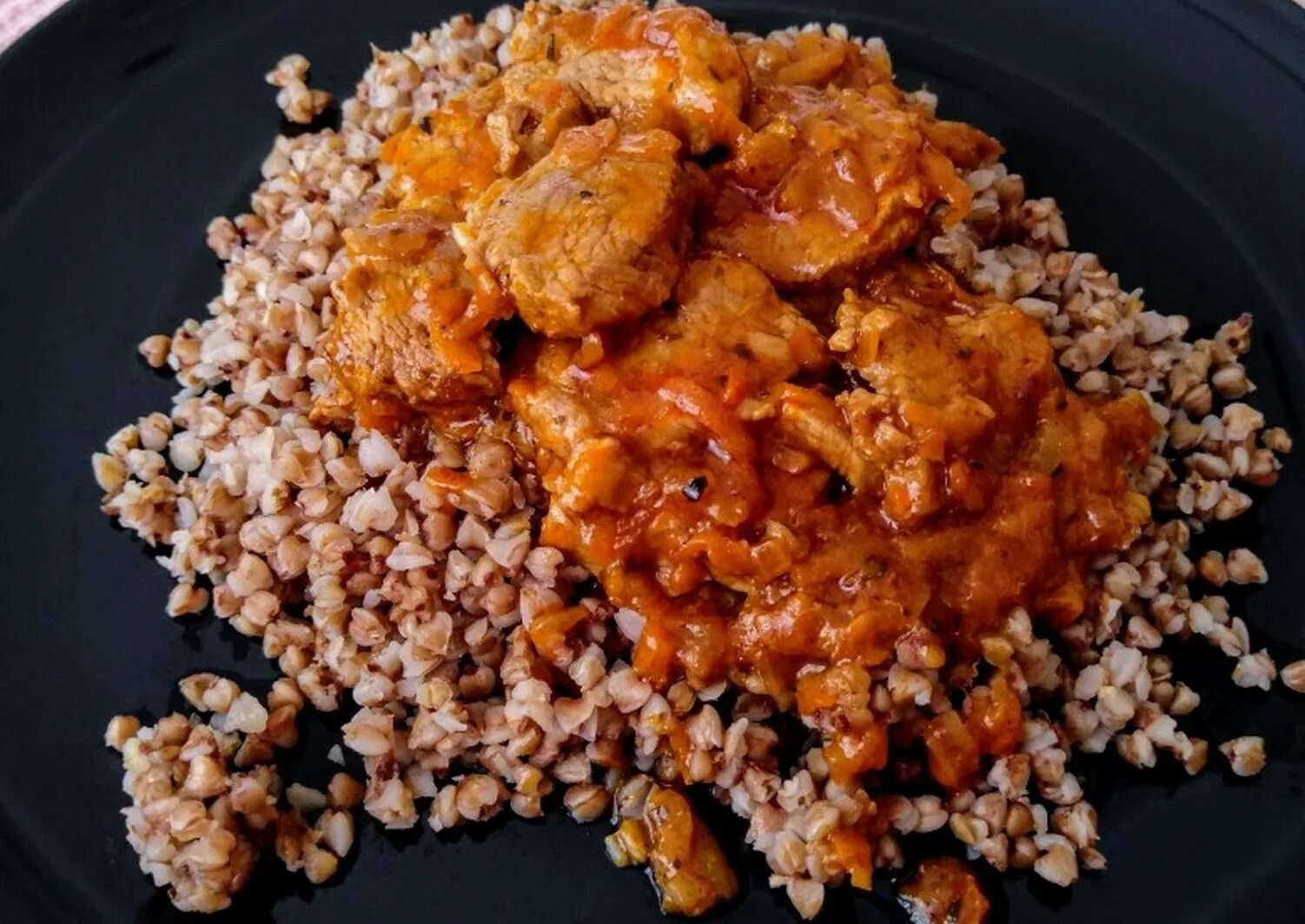 Как сделать гречку с курицей. Гречка с мясом по купечески. гречка с фаршем. гречка по-купечески с курицей. гречка по-купечески с фаршем на сковороде.
