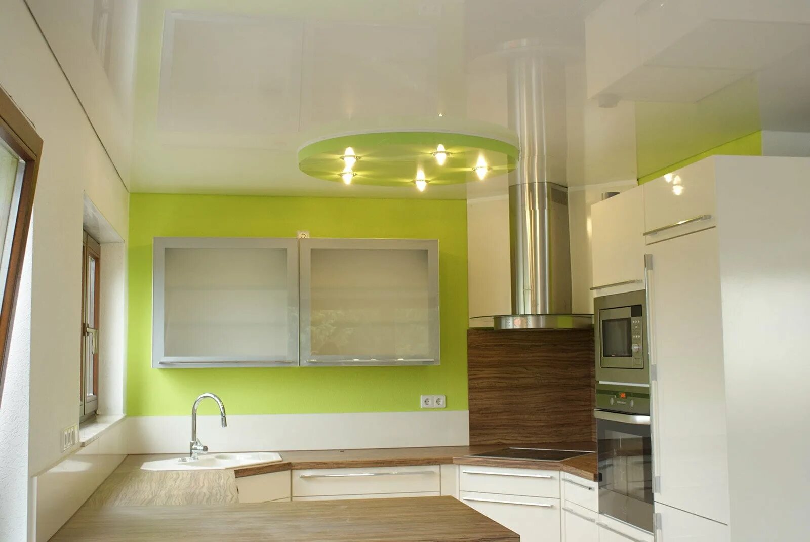 Натяжной потолок на кухне. Кухня в потолок. Подвесной потолок на кухне. Двухуровневый потолок на кухне. Потолок кухня видео