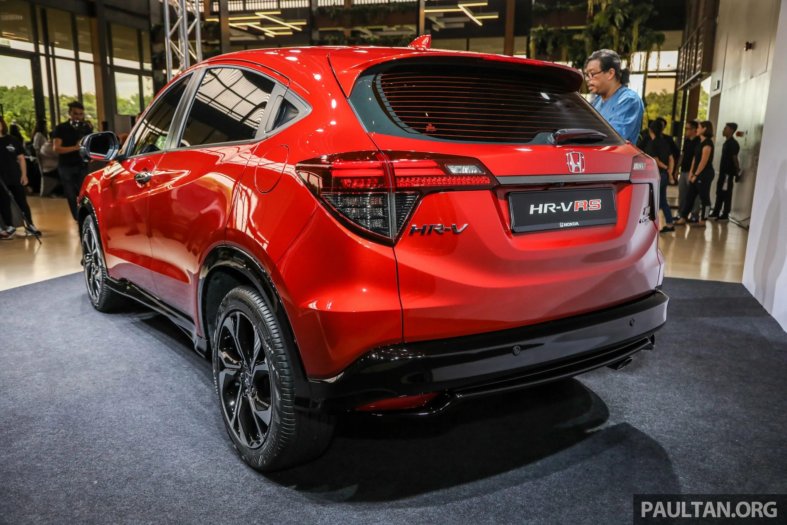 Везел с рыжим салоном. Дверь honda vezel. Дверь honda vezel. Хонда vezel гибрид. Накладки на динамик для хонда vezel.