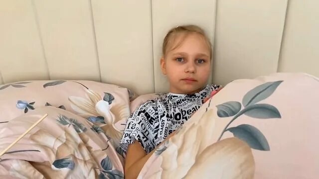 Алиса заболеешь. Алиса мимилиса с Синди. Алиса Мими Лисса 10 лет. Алиса заболела. Алиса Мими лиса сколько лет в 2023 году.