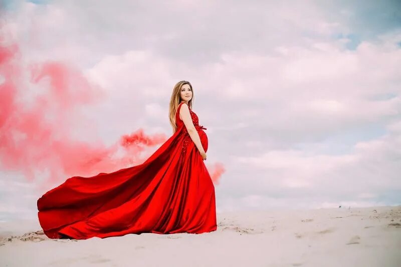 Красное платье. Девушка в Красном. Фотосессия в длинном Красном платье. Развевающееся платье. Видеть себя в длинном платье
