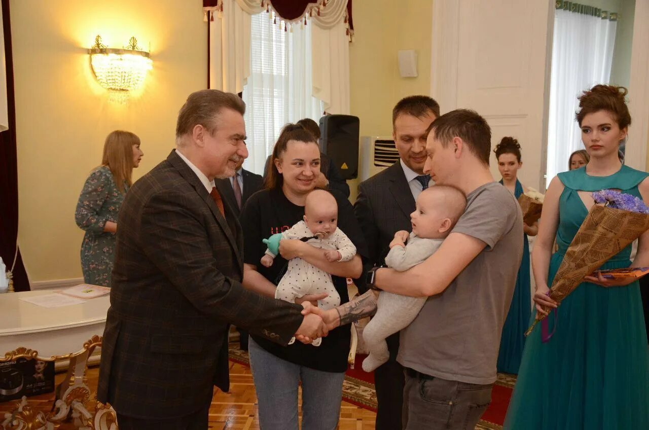 Год семьи в оренбургской области. ЗАГС Оренбург. ЗАГСЫ Оренбурга фото. Семья Оренбург.