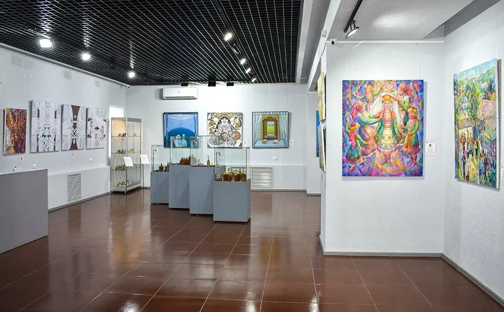 В одном выставочном зале музея помещается. Выставочный зал музей искусств москва. Светильники для музея. Курнакова». Елабужский музей города выставочные залы.