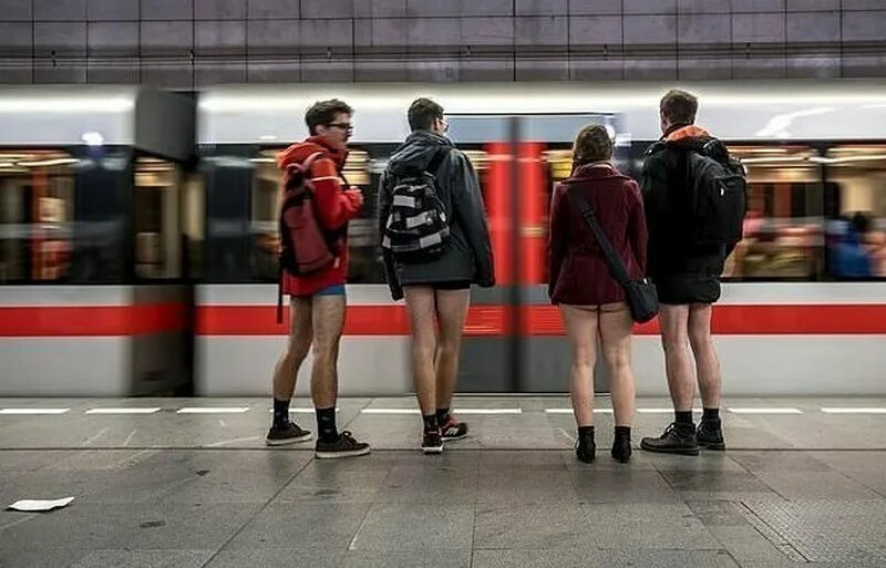 Песня без штанов. No pants subway ride 2019. no pants subway ride москва. в метро без штанов. в метро без штанов 2019.