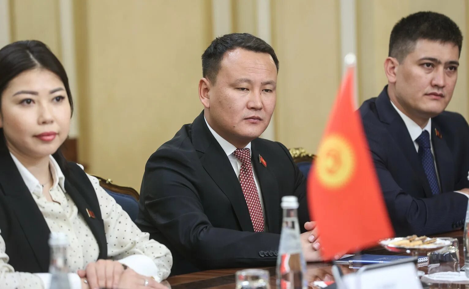 председатель. туркменгаз руководство. садыр жапаров в узбекистане. садыр жапаров эмомали рахмон. жогорку кенеш надпись.