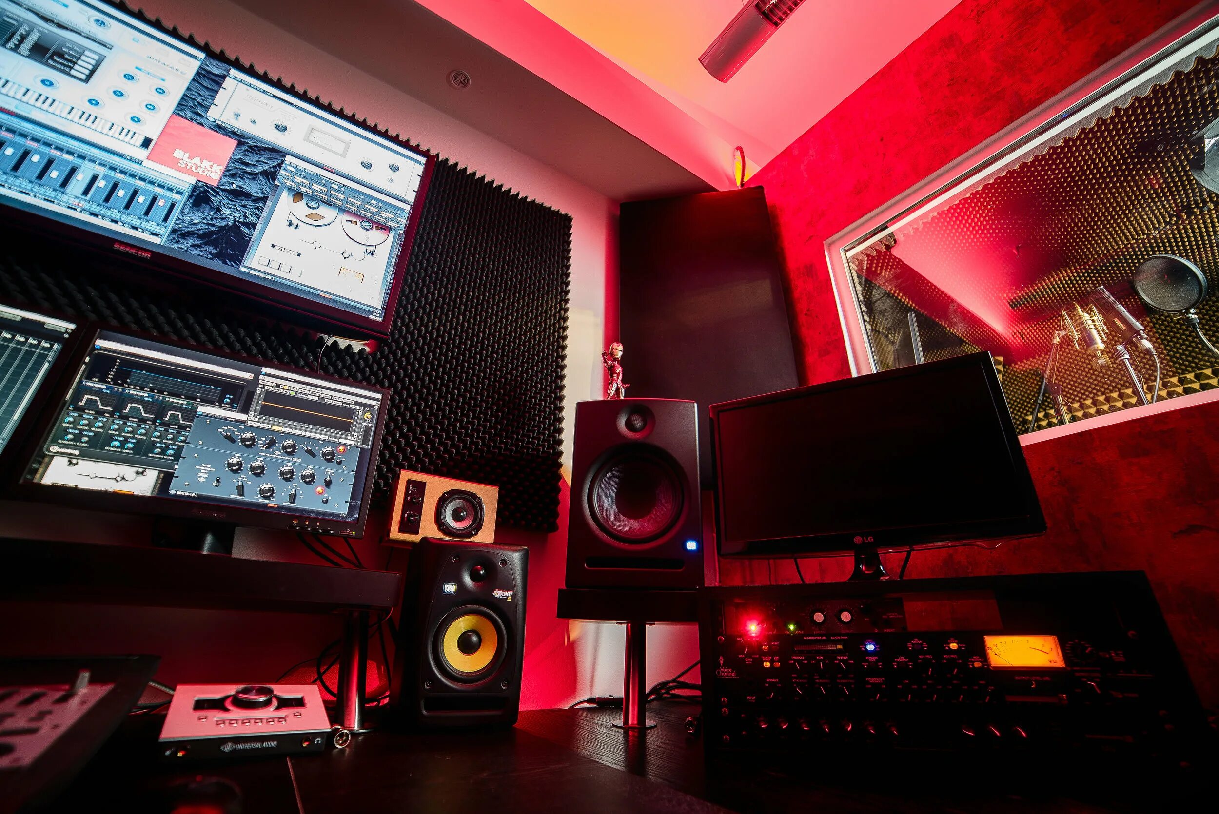Redheadsound studio. Студия звукозаписи Орехово-Зуево. Комната звукозаписи. Музыкальная студия. Звукозаписывающая студия.