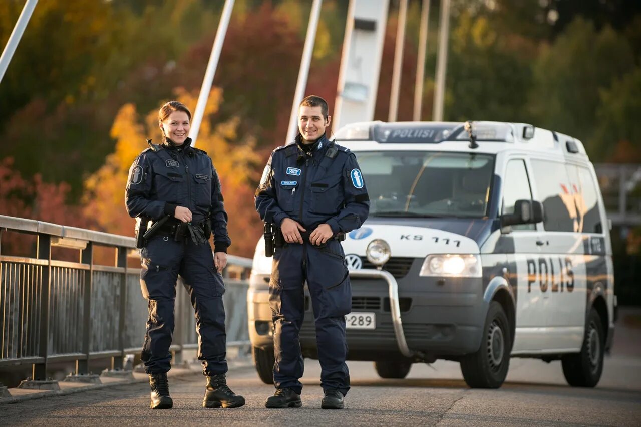 Безопасность финляндии. Полиция Финляндии. Финская полиция. Форма полиции Финляндии. Полиция Финляндии машины.