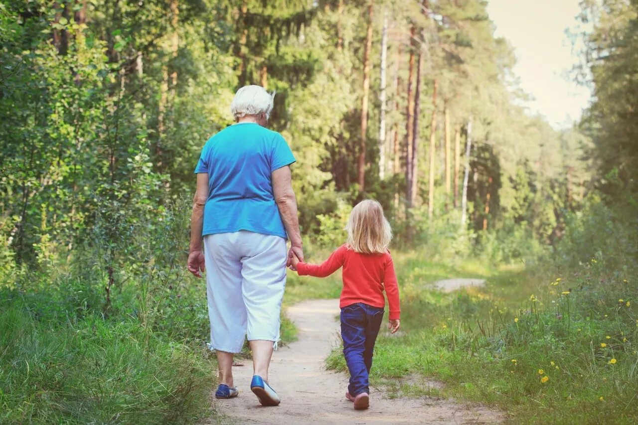 Дедушка и внучка в лесу. Бабушка и внучка. Бабушка и внучка на прогулке. Бабушка с внучкой идут. Бабушка с девочкой в лесу.