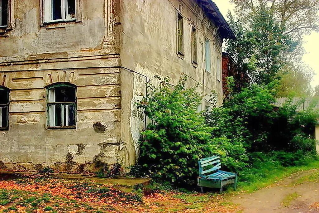 Городок провинциальный песня. Сызрань провинциальный городок. Провинциальные домики. Захолустный дом. Старые Провинциальные дома.