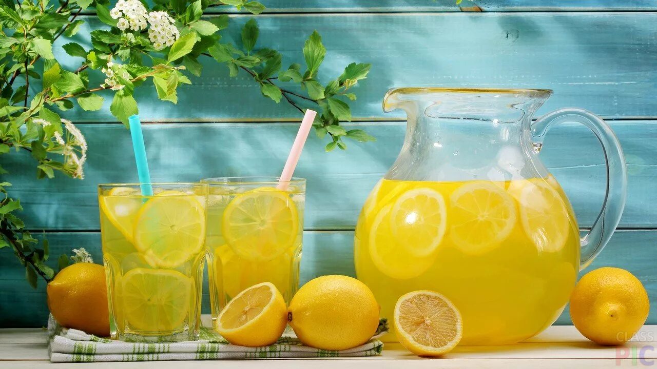 Лимонад. Сок лимона. Лимонный напиток. Лимонад в кувшине. Можно кормящим лимоны