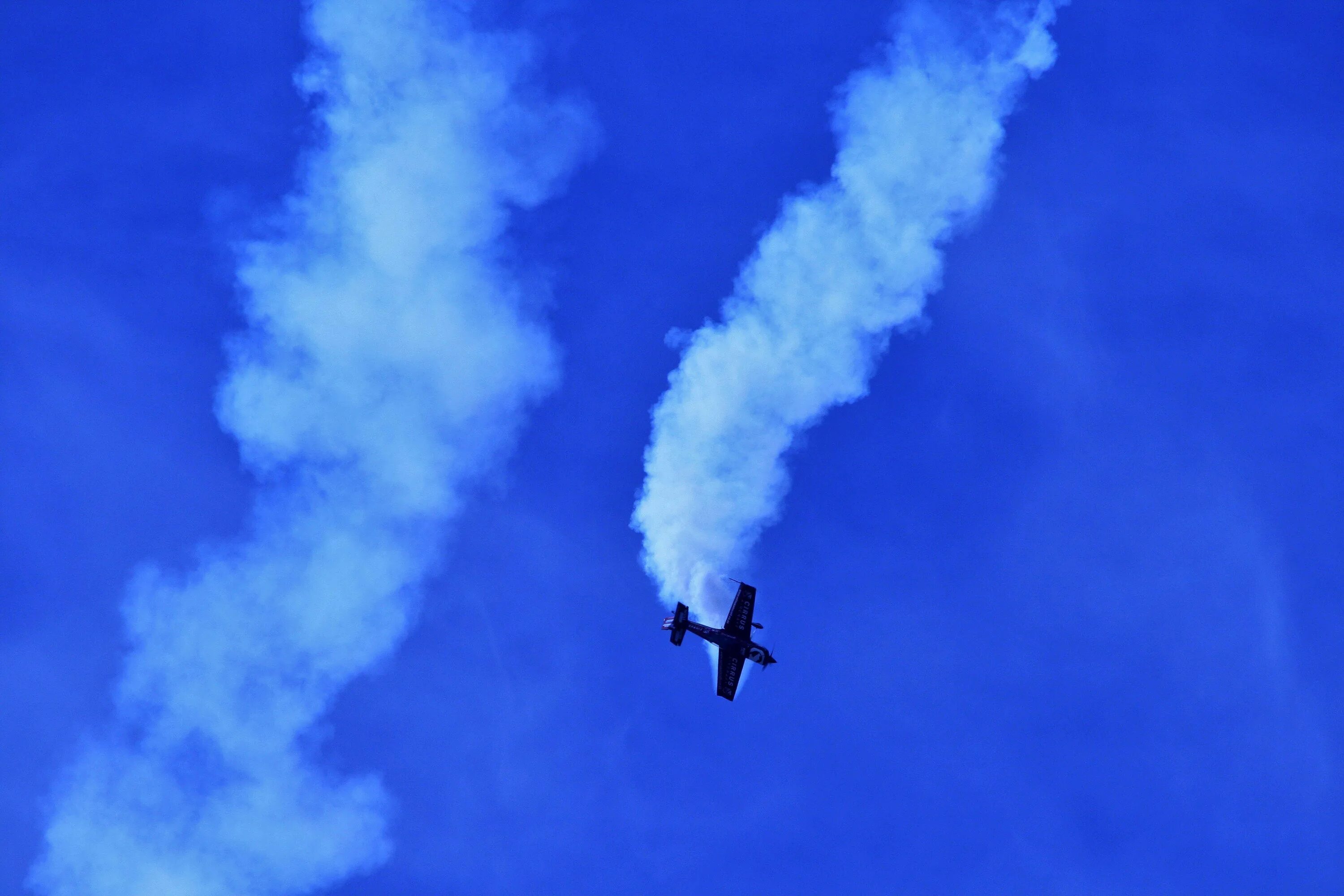 Пилотажный дым. Дым от самолета в небе. Воздушное шоу самолеты. Самолёт с пилотажным дымом. Хлопок от самолета