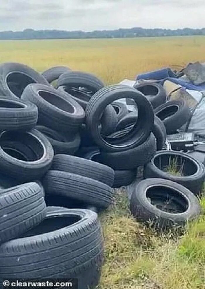 Куда выбросить старые шины. Куда сдать старые шины. резина белая на старом авто. куда выбрасывать шины. иду выбрасывать покрышки.