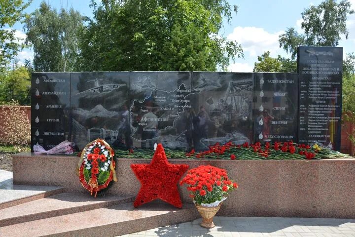 Памятник село новая усмань. Новая усмань воронежская область памятник собакину. Памятники в новой усмани. Новая усмань памятник воеводе. Памятники в новой усмани.