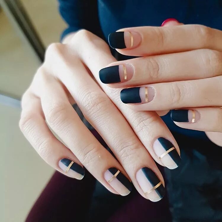 геометрический френч на ногтях. ногти наполовину. маникюр прозрачный с рисунком. наполовину накрашенные ногти. маникюр с треугольными лунками.