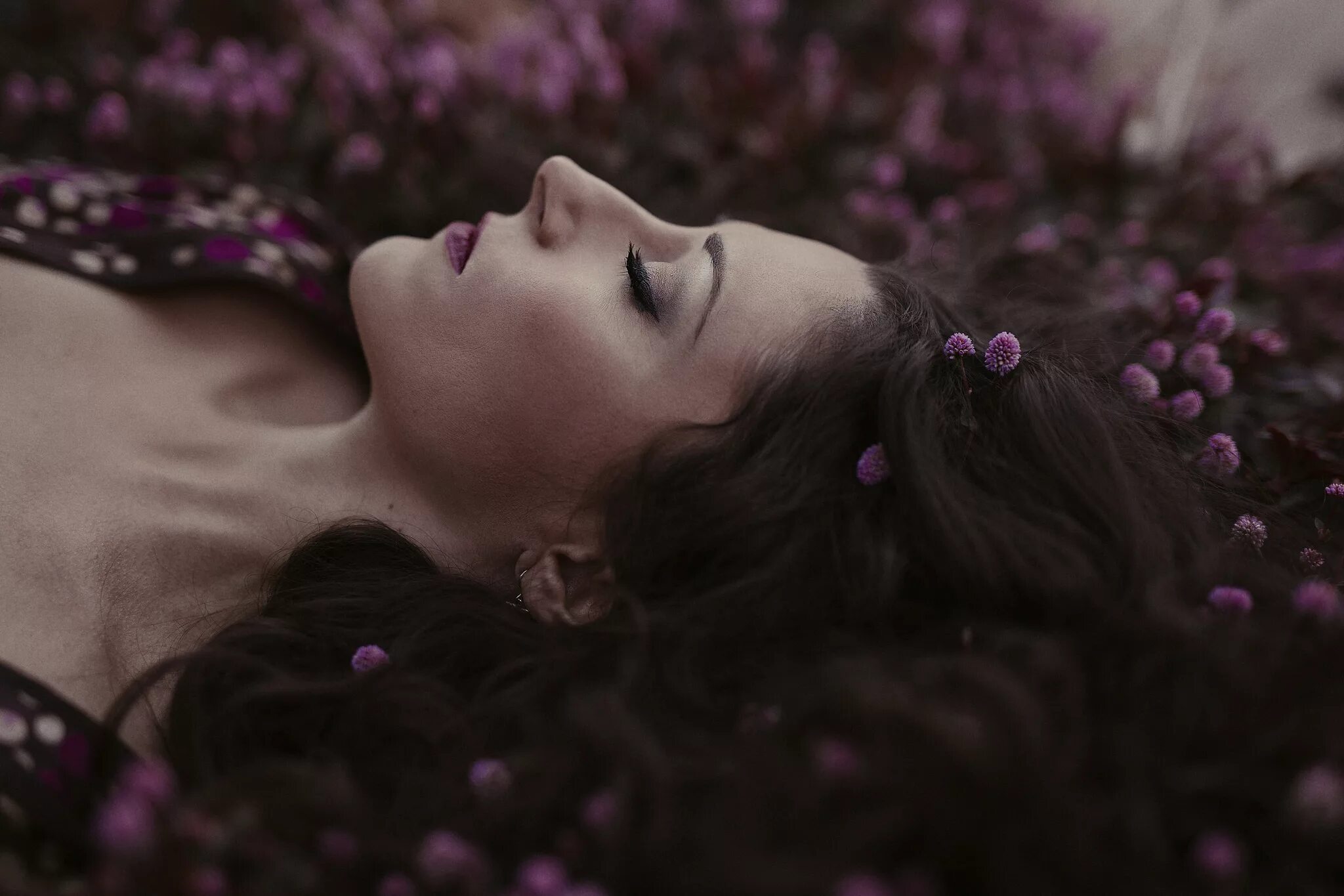 чувственная девушка. лежит с закрытыми глазами. закрыть глаза и лежать. красивые девушки в постели. закрыть глаза и лежать.