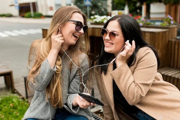 Слушать друга. Two people Listening to Music.. Listen friends. Friends Listening to Music.