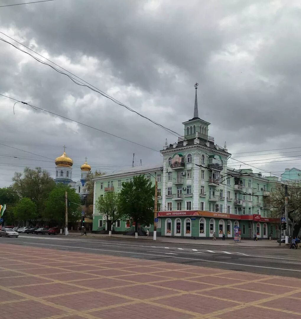 Луганск здания. Дом со шпилем комсомольск на амуре. дом со шпилем луганск. улица советская луганск дом со шпилем. луганск центр города.