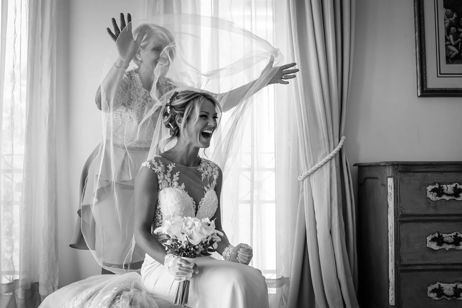 Свадебная фотосессия сборы невесты. Фотосессия сборов невесты с шампанским. Свадебные сборы невесты. Сборы невесты фотосессия. Дом невесты.