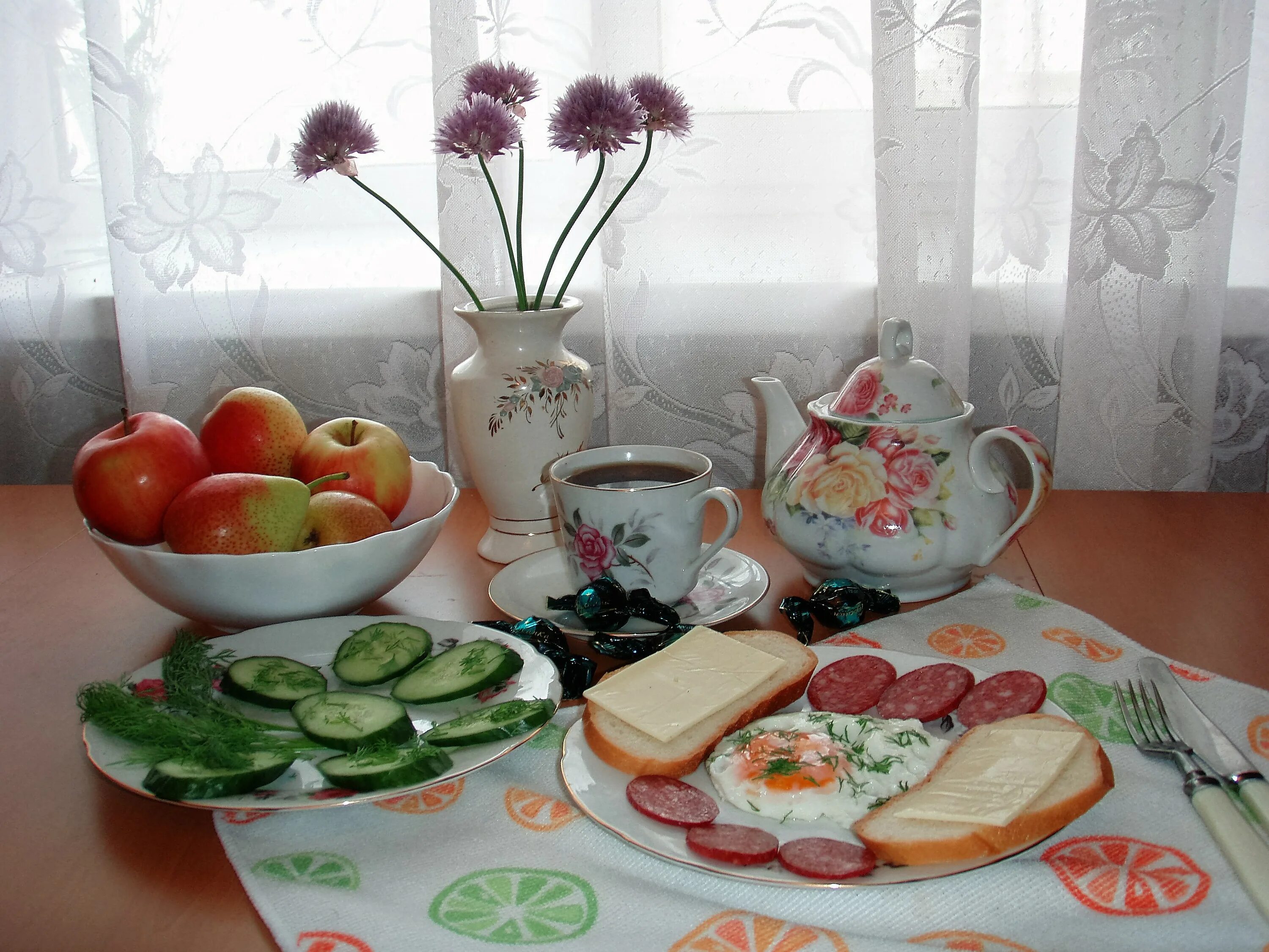 Утром на базе было. Утром на базе было. Шашлык на берегу озера. Стол на даче завтрак. Утром на базе было.