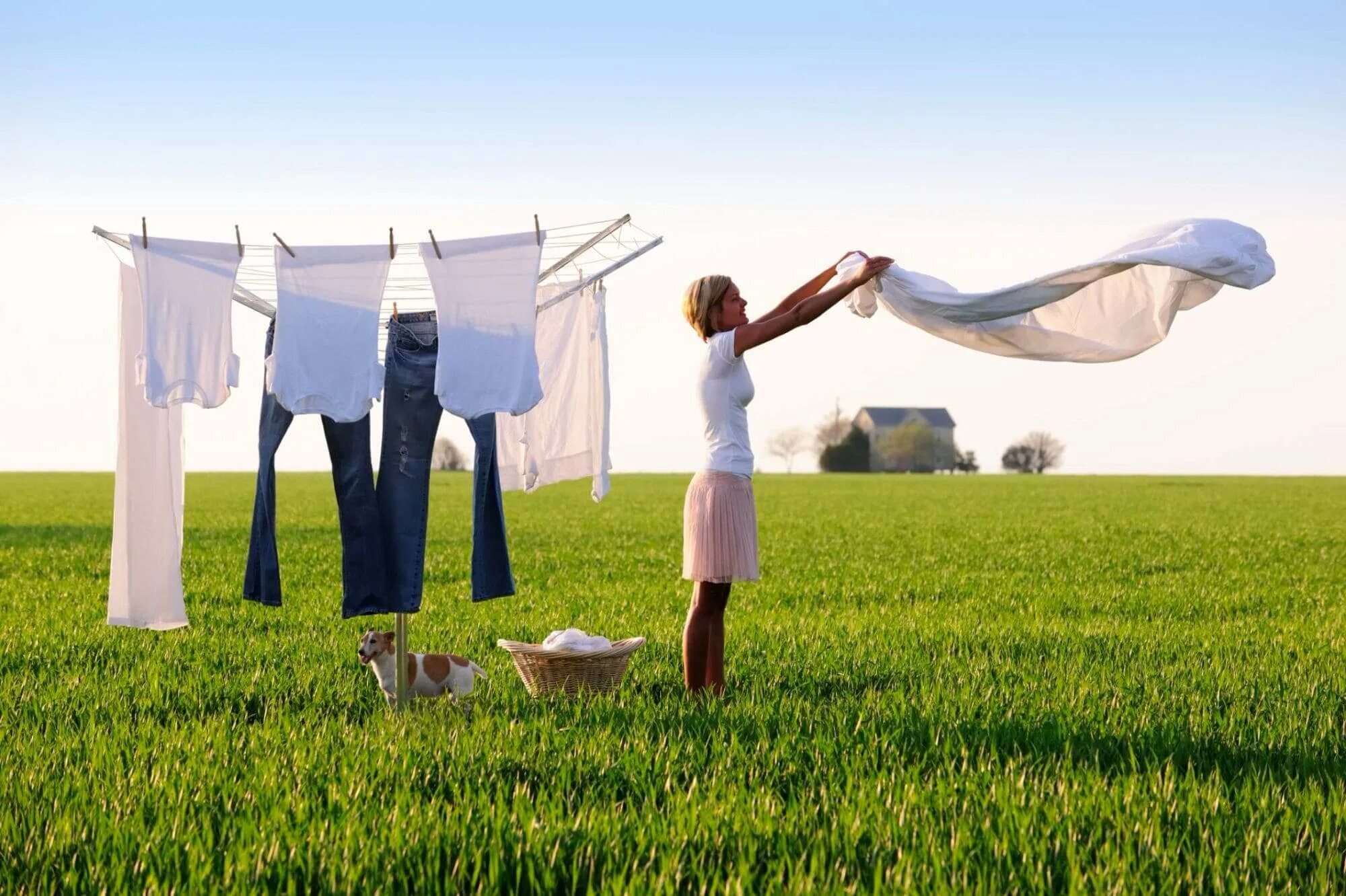 Стирка в стиральной машине. Постиранные вещи. Экологичная стирка. Порошок для стирки одежды. Экологичная стирка.