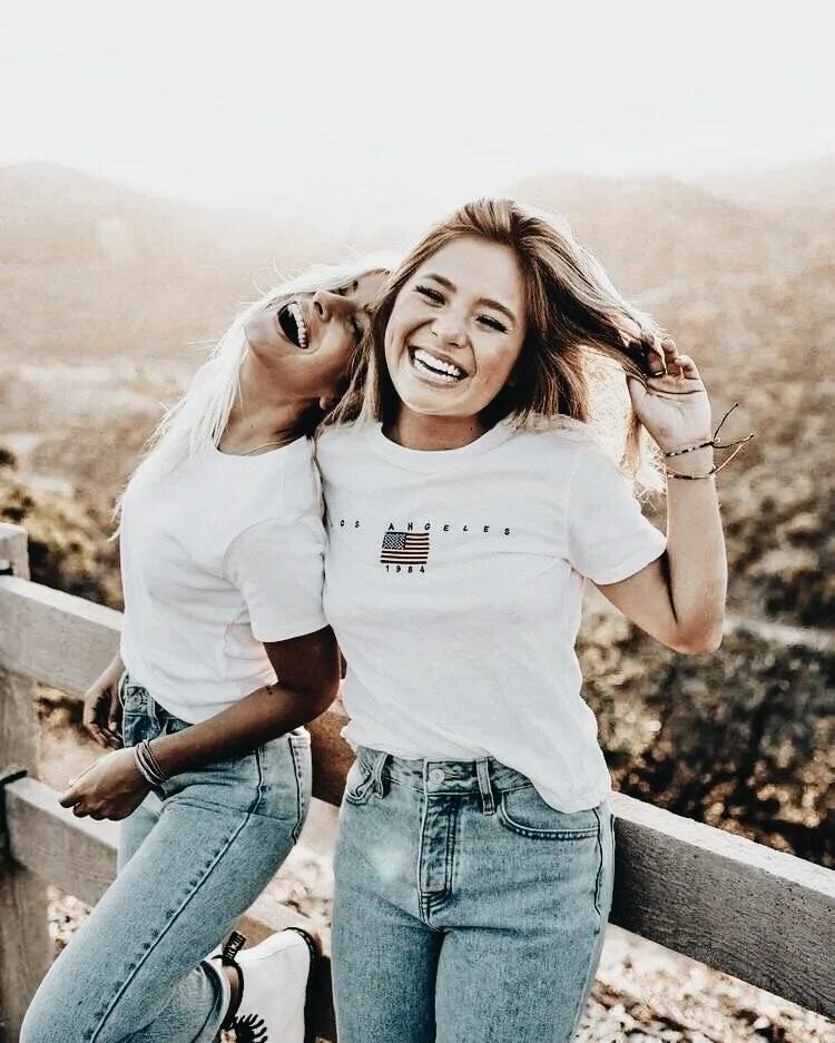 Подружки в обнимку. Два друга и подружка. Два друга и подружка. Два друга и подружка. Две подружки.