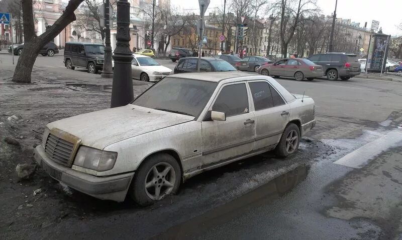 Кидала москва. Заброшенные машины в Москве. Брошенные авто в Москве. Брошенные автомобили в Санкт-Петербурге. Брошенные машины в Питере.