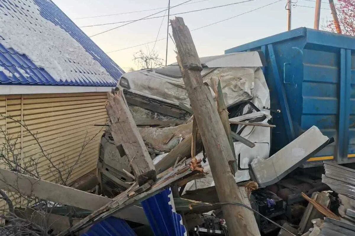 Авария на троицком тракте челябинск. 12. Аварии в центре саратова. Дтп со скорой в калужской области. Разбитая волга 31105.