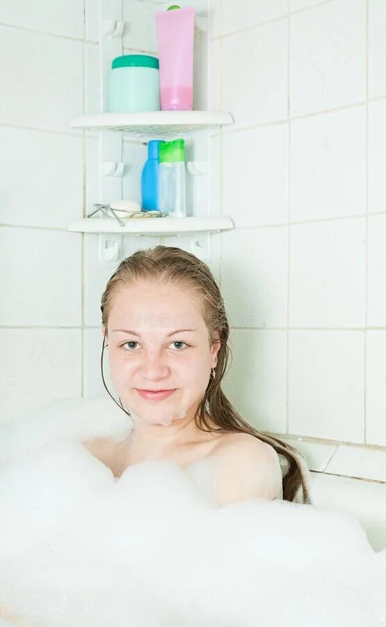 Молодая в ванной комнате. Молодые девушки в ванной. молодые девочки в ванной. юная в ванной. девушка в ванне.