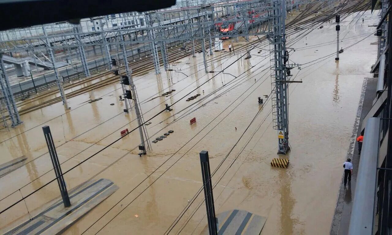 Станция веселое Адлер. ЖД вокзал Адлера наводнение. Затопило ЖД. Вокзал Адлер. Затопит ли вокзал