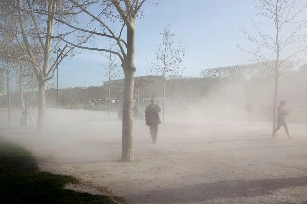 На улице была сильная. Уличная пыль. Пыль в городе. Запыленность воздуха на улице. Запыленность воздуха в городе.