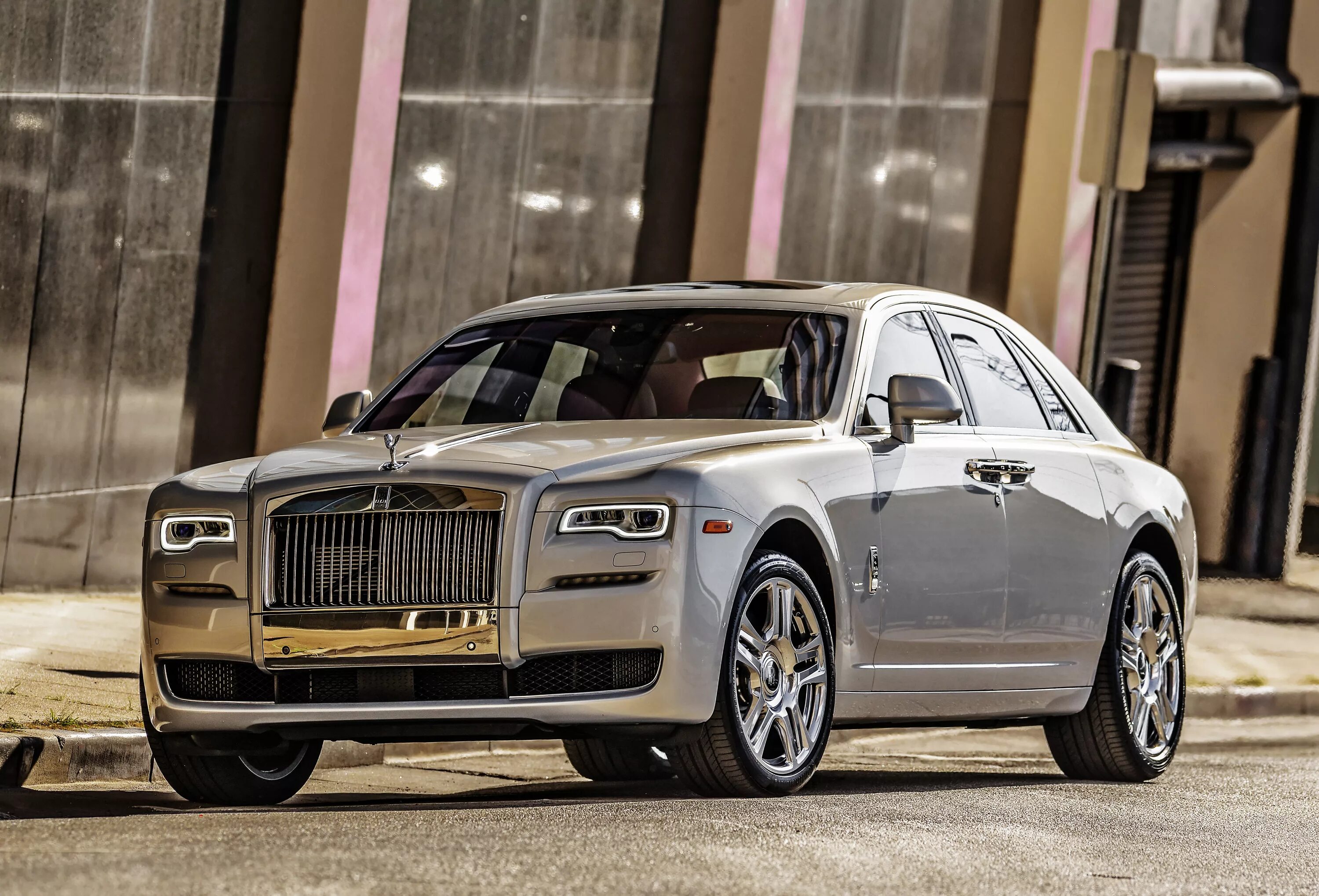 1 rolls royce. Роллс Ройс 2022. Машина Rolls Royce Ghost. Rolls Royce Ghost 2015. Rolls Royce Ghost 2018.