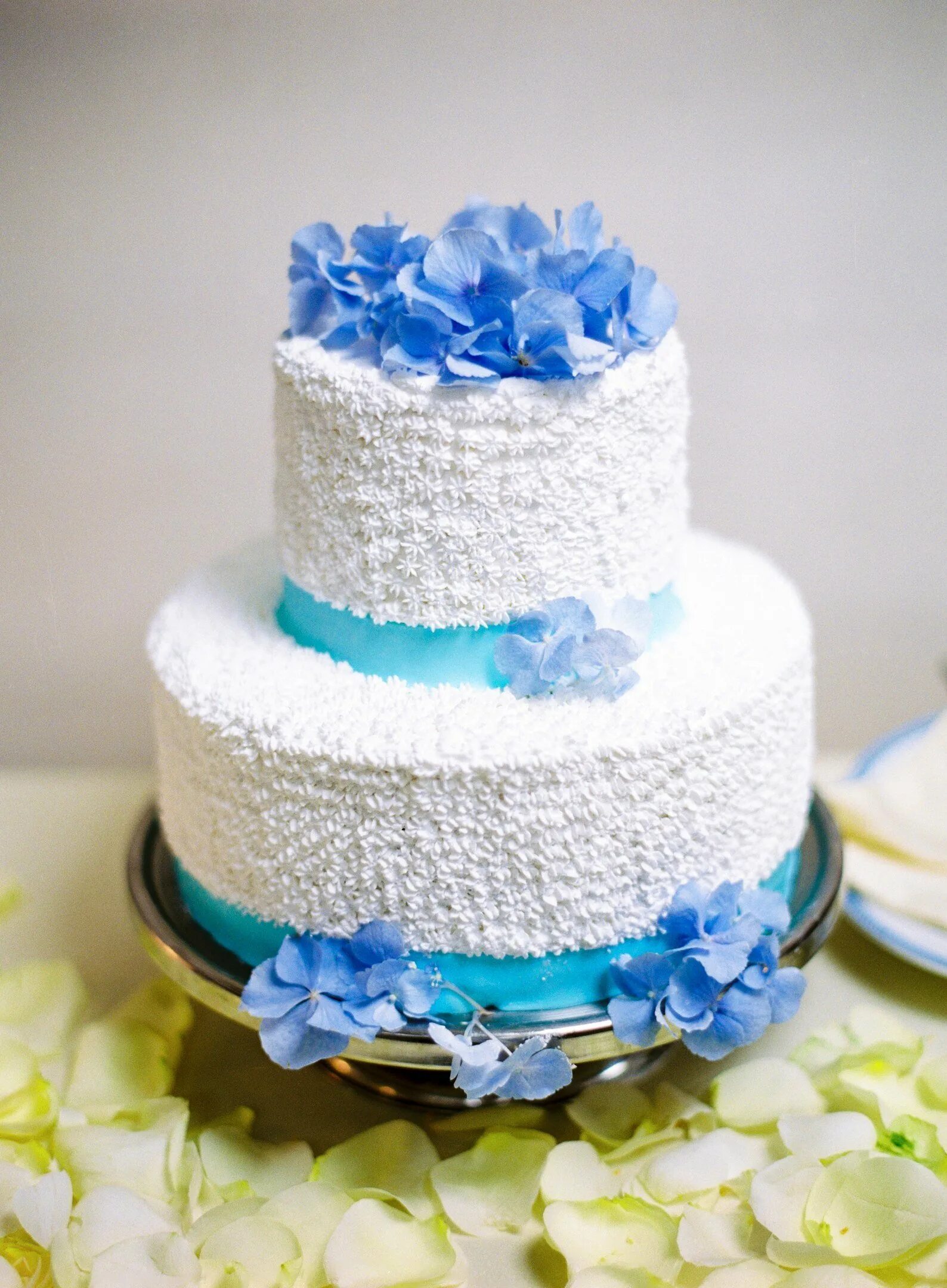 Кремово голубой. Свадебный торт в голубых тонах. Свадебный торт бело голубой. Свадебный торт голубого цвета. Торт в голубых тонах.