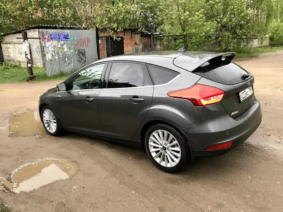 Купить резину форд фокус летняя. 215/50 R17 Ford Focus 3. Форд фокус 3 хэтчбек r17. Ford Focus 3 хэтчбек серый. Ford Focus 3 Рестайлинг r17.