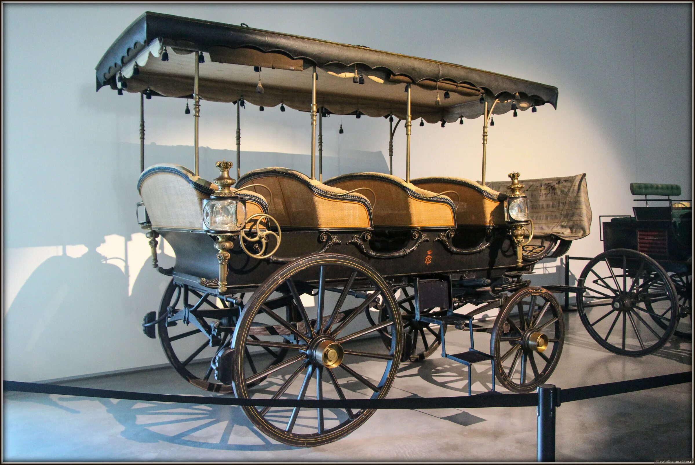 Омнибус транспорт 19 века. Омнибус лондон 19 век. Дилижанс транспорт 19 века. Дилижанс повозка. Омнибусы в 19 веке.