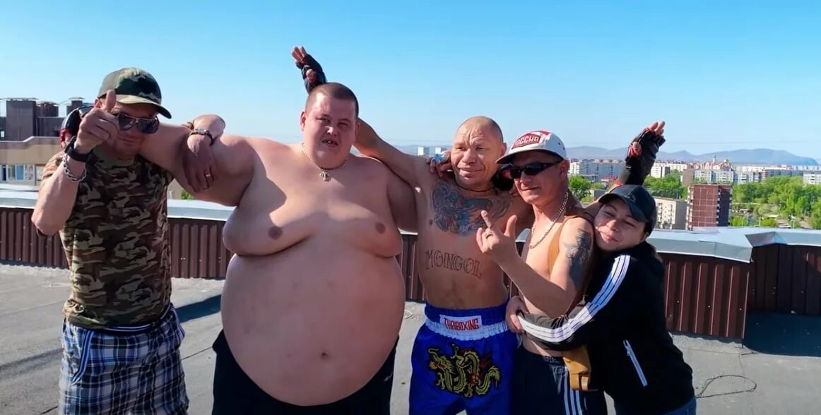 Группы толстяков. Толстая парочка. Рамштайн жирные. Группы толстяков. Толстые мужчины в бассейне.