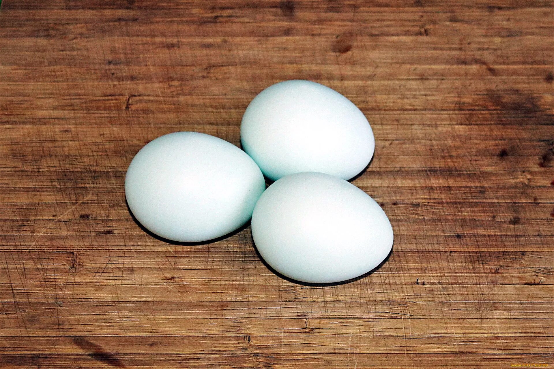 Третье яичко. Яйцо куриное. Зелёные куриные яйца. Три яйца. Три куриных яйца.